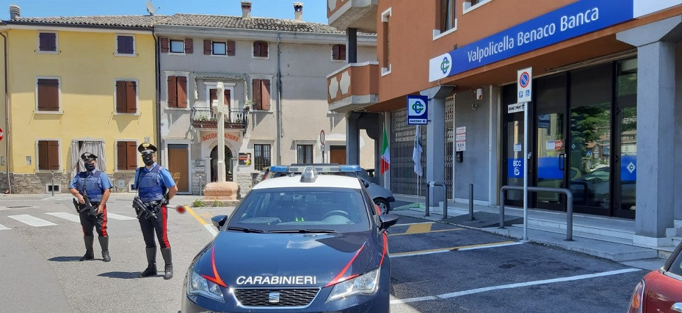 Due rapine in rapida successione poi il folle inseguimento a oltre 150 chilometri orari: catturati due malviventi